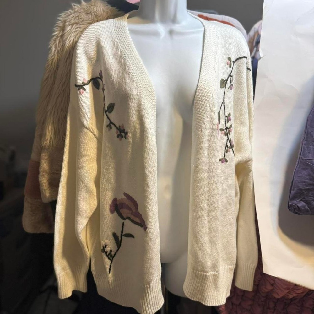Bunulu Cream floral embroidered cardigan with faux fur trim. Size 1x - Picture 1 of 7
